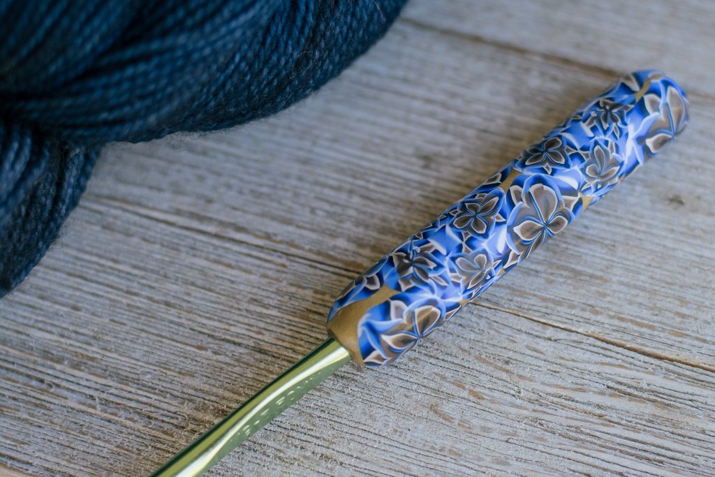 Hand carved Beautiful TURQUOISE & GRAY Large YARN CROCHET HOOK size Q