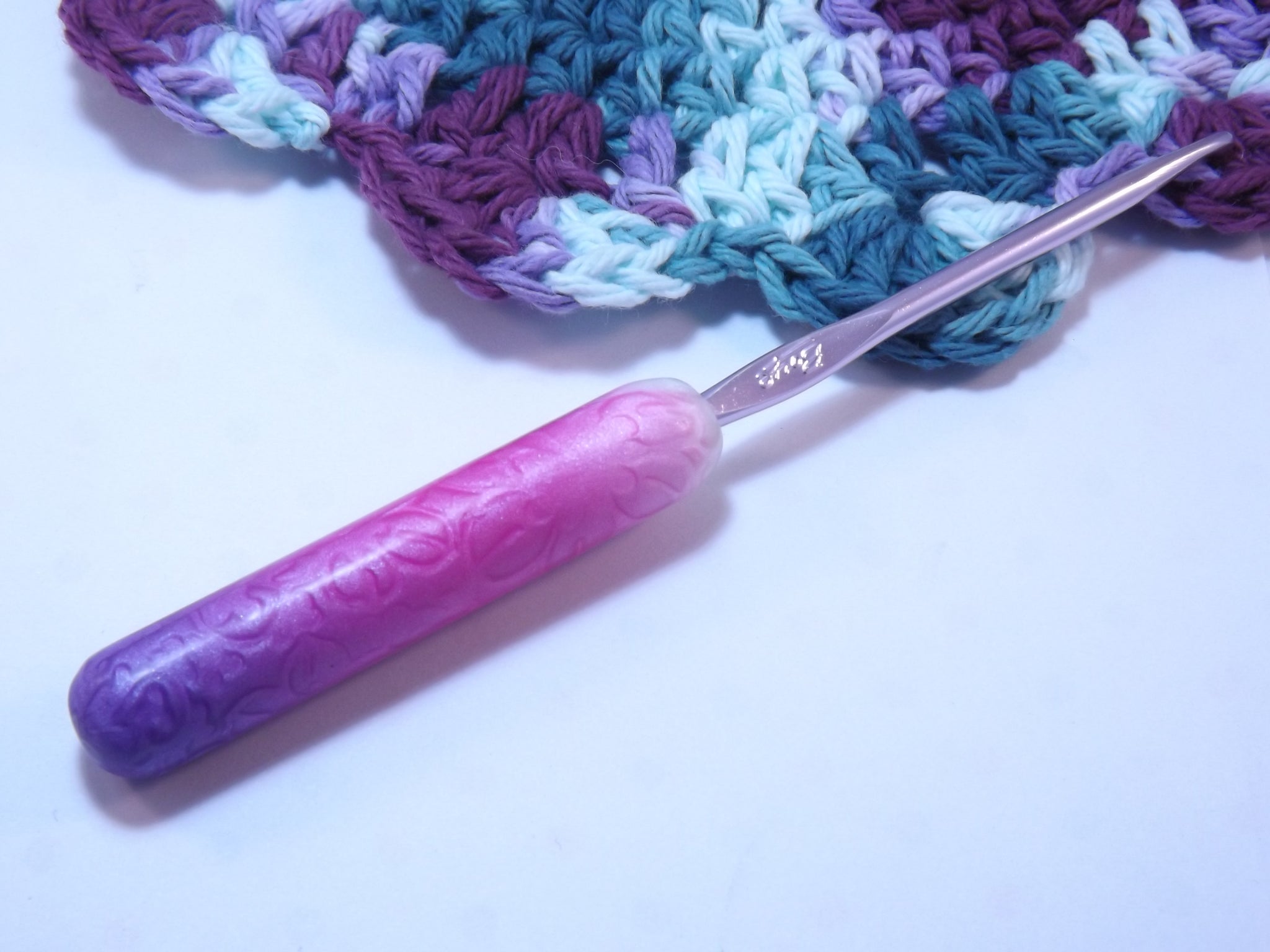 Pink to Purple Ombre' with Flower Design Crochet Hook – Happy Polymer Crochet  Hooks