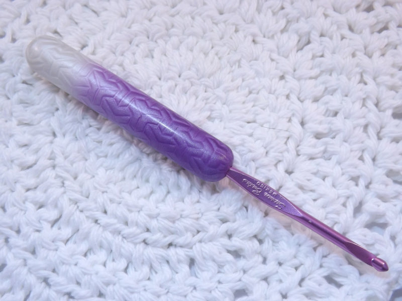 Pink to Purple Ombre' with Flower Design Crochet Hook – Happy Polymer Crochet  Hooks